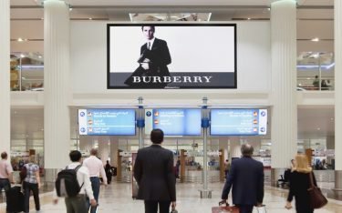 Kampagne für Burberry am Airport DXB (Foto: JCDecaux Dicon)