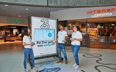 Konfetti gehört zur interaktiven Kampagne der Mobilfunkmarke Drei dazu (Foto: Gewista)