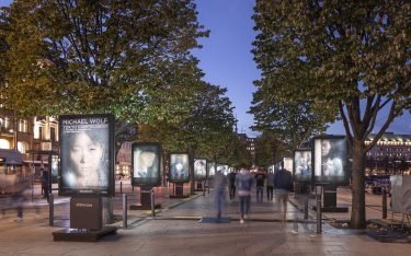 Preview auf dem Jungfernstieg – Arbeiten von Michael Wolf (Foto: Deichtorhallen)