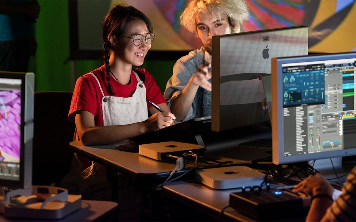 Studierende eines Kunst-Colleges mit Apple Mini bei der Arbeit (Foto: Apple)