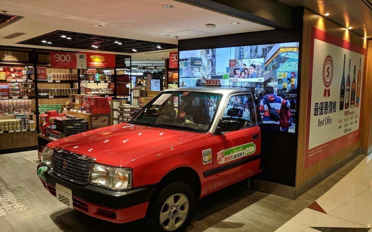 Digital Signage meets Taxi am Flughafen Hongkong (Foto: invidis)