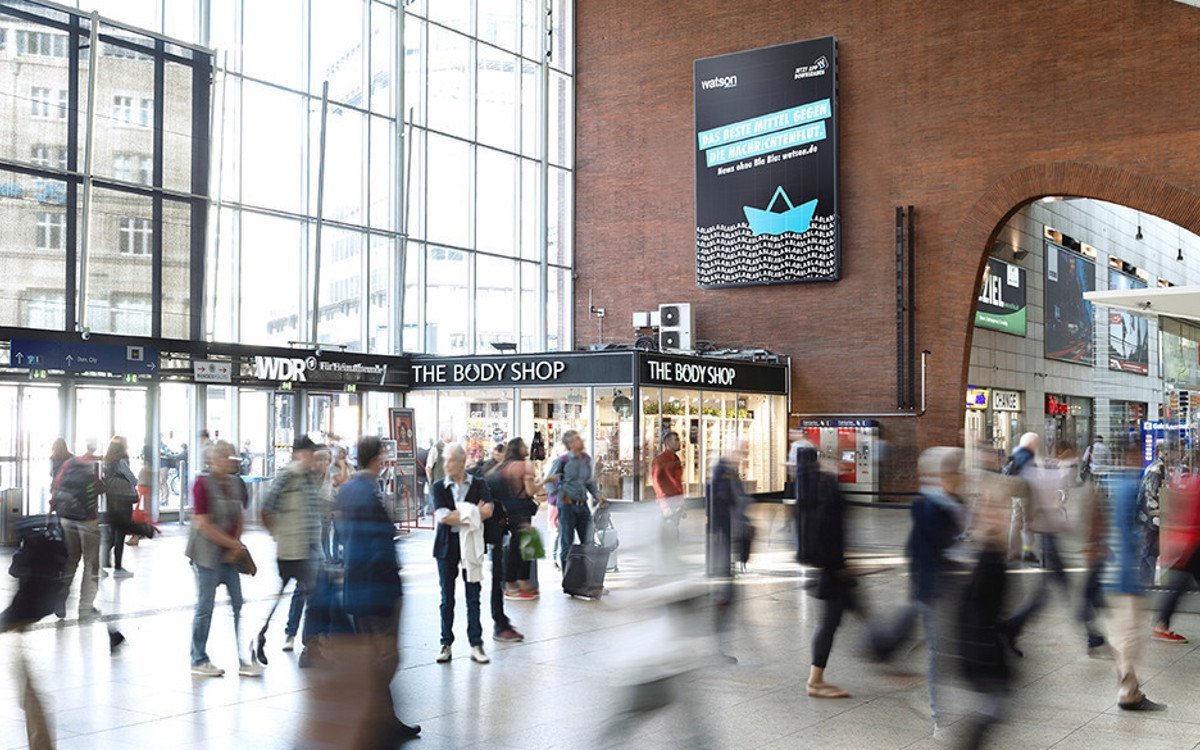 Am Hauptbahnhof in Köln setzt Ströer nun erstmals auf eine Indoor LED-Fläche (Foto: Ströer)