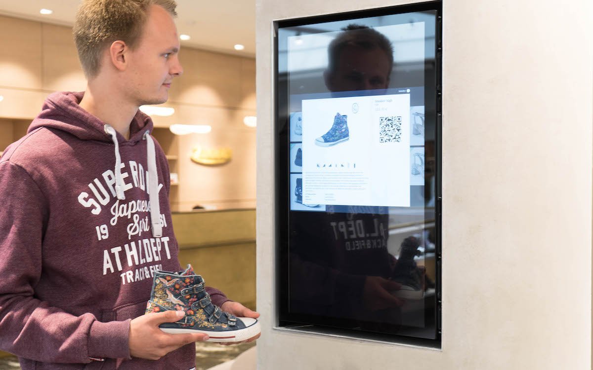 Digital Signage & Einzelhandel: Sprechende Schaufenster e display interattivi presso la Schuhhaus Zumnorde | invidis