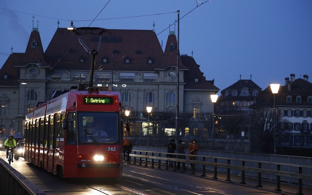 Auch Plakatstellen an Haltestellen werden nun ausgeschrieben – Tram in der Stadt Bern (Foto: Pixabay / Jan79)