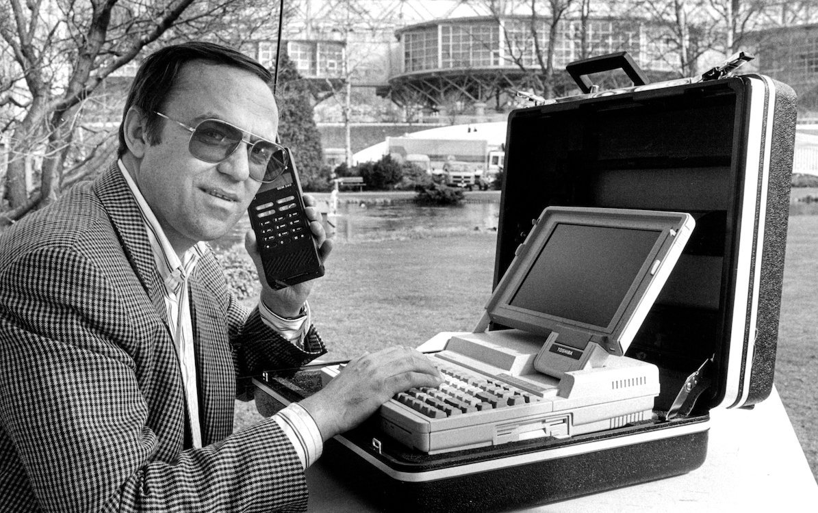 Die Smartphones waren groß, die Laptops schwer– aber die Monochrome-Bildschirme augenschonend wie nie wieder danach: Besucher der CeBIT im Jahr 1990 (Foto: Deutsche Messe AG / Ralf Decker)