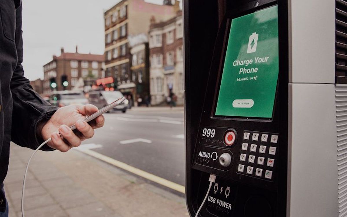 Nutzer lädt sein Smartphone an InLink UK Stele in Großbritannien (Foto: InLinkUK)