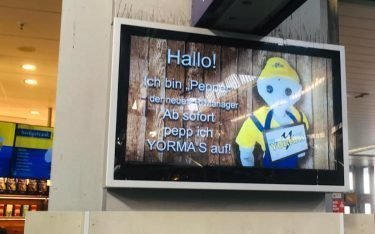 Yorma's kündigt den Einsatz von Pepper auf seinem Digital Signage Screen an (Foto: invidis)