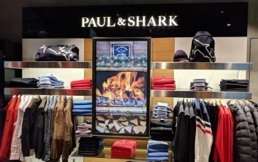 Da wird's warm ums Herz - Digital Signage bei Paul & Shark / Hirmer München (Foto: invidis)