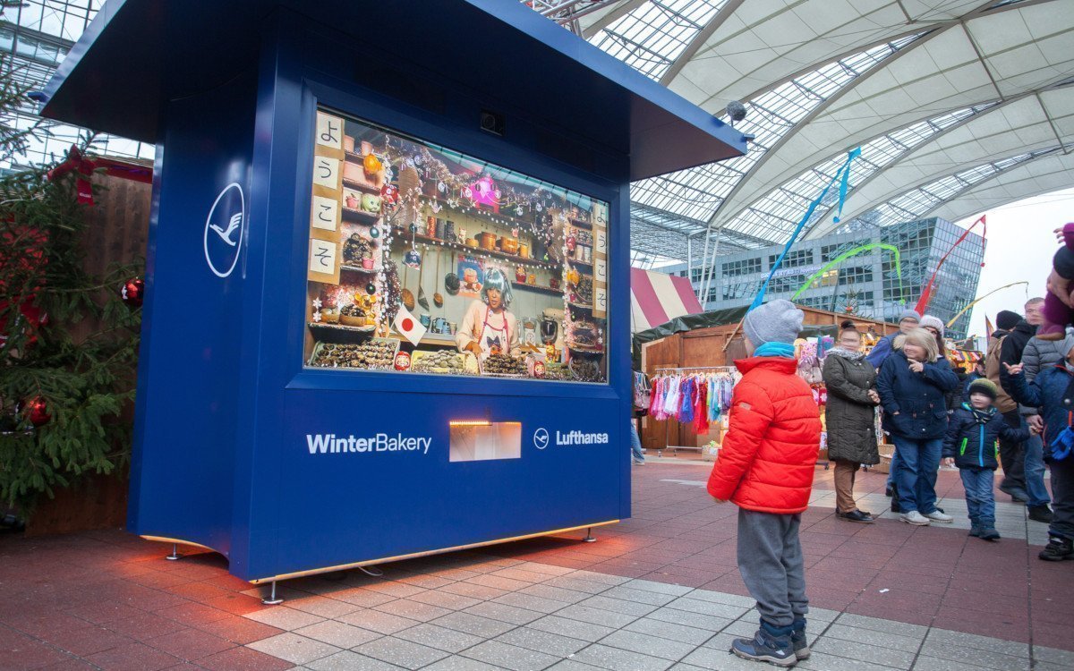 Per Display und Kamera in alle Welt - Lufthansa Weihnachtsbäckerei (Foto: Flughafen München)