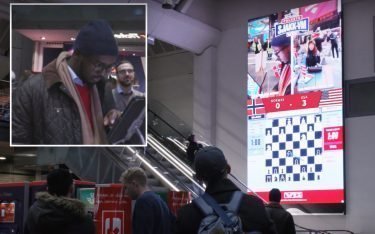 Via Live Stream auf DooH Screens spielten die Passanten Schach gegeneinander (Screenshot: invidis)
