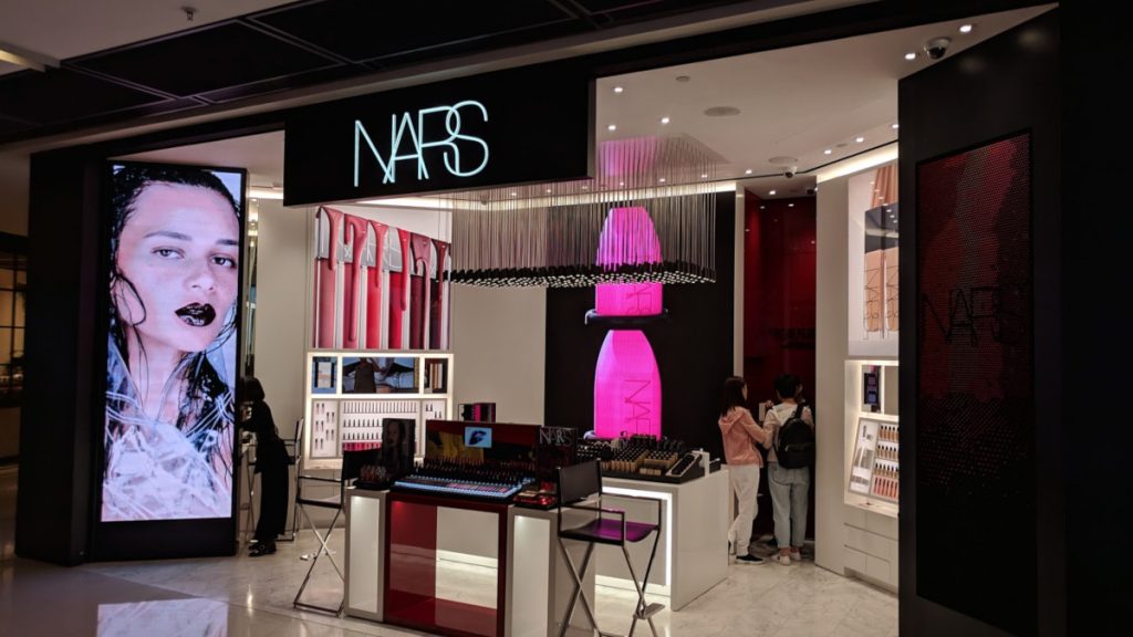 LED at front and back with engaging content - NARS Beauty at IFC Hong Kong (Photo: invidis)