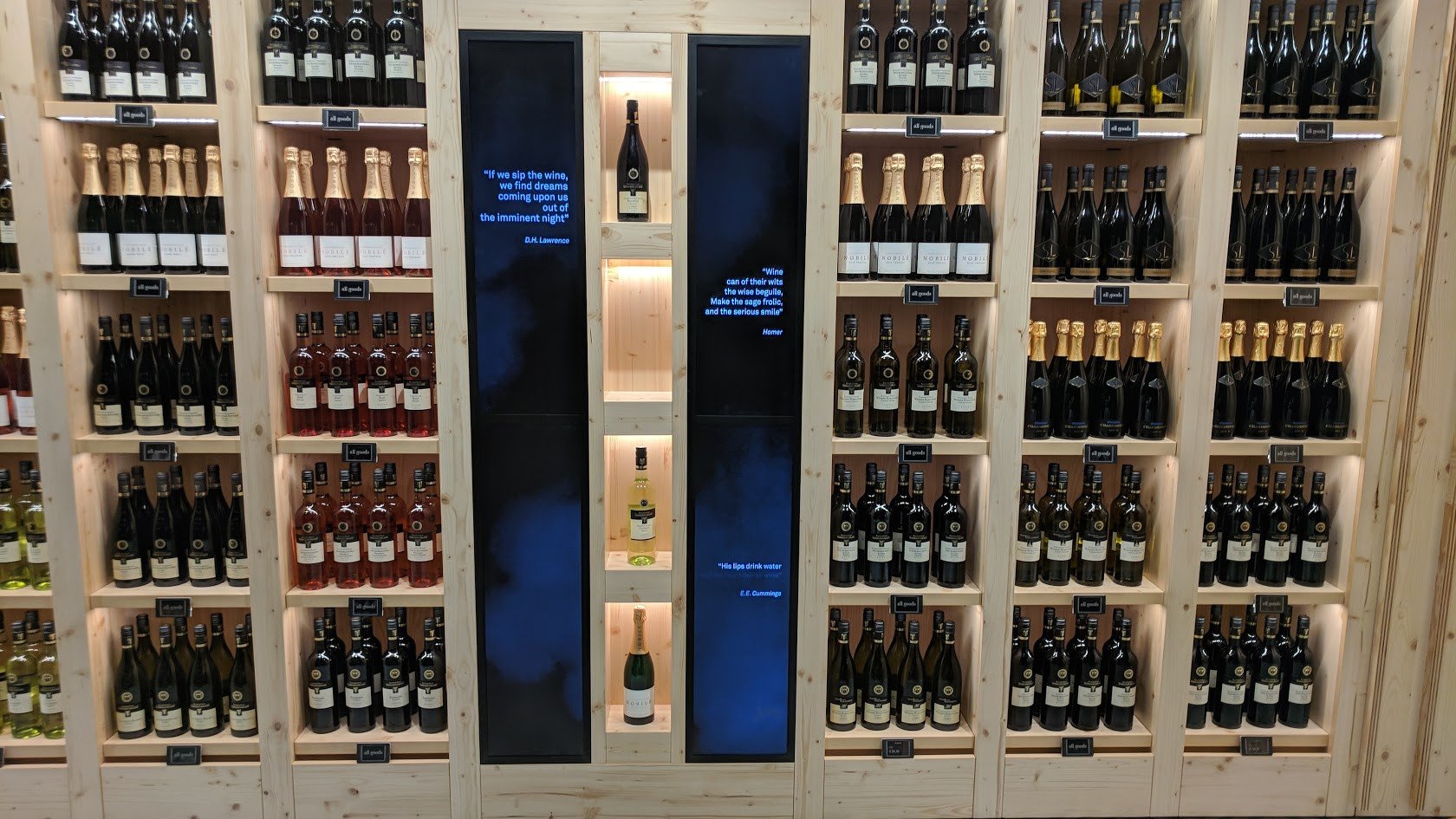 Interactive wine shelf with digital signage and ESL (Foto: invidis)