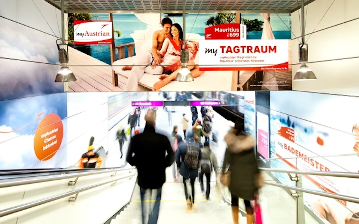 Mit digitalen und analogen Werbeformen warb die Airline gezielt an der U-Bahnstation "Messe" in Wien (Foto: Gewista)