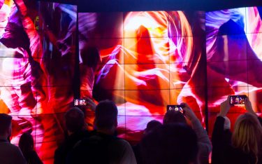 Screens von LG auf der ISE 2018 – hier die beeindruckende OLED Wall (Foto: ISE)