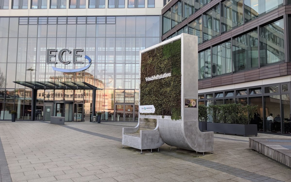 Auch ECE testet Green City Mooswand vor der Hamburger Zentrale (Foto: invidis)