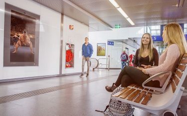 DooH Screens der ÖBB am Bahnhof St. Pölten (Foto: ÖBB Werbung)