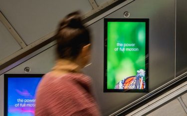 Neuer Full HD-Screen an Rolltreppe in einer Londoner U Bahnstation (Foto: Exterion Media)