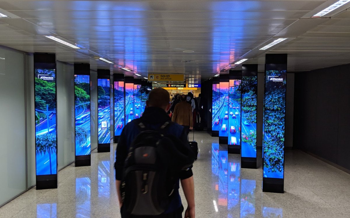 JCDecaux Digitalstelen am Flughafen Sao Paulo GRU Terminal 3 (Foto: invidis)