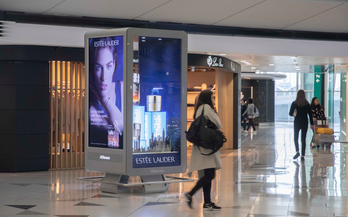 Estee Lauder Kampagne am Hong Kong Airport (Foto: JCDecaux)