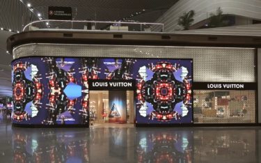 Louis Vuitton Fassade am Flughafen Istanbul (Foto: Screenshot LV)