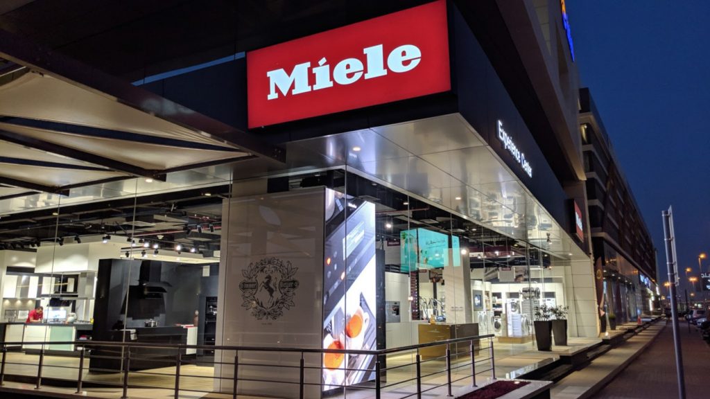 Retail xplace digitalisiert Miele Flagship Store invidis