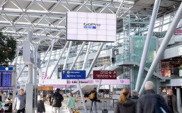 Flughafen Düsseldorf: Videowall am Terminal Ost (Foto: Flughafen Düsseldorf)