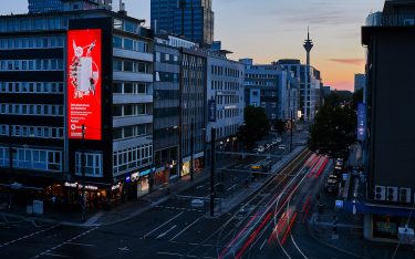 Mit Vodafone wirbt ein Düsseldorfer Werbungtreibender auf dem großen LED Screen (Foto: blowUP media / Ströer)