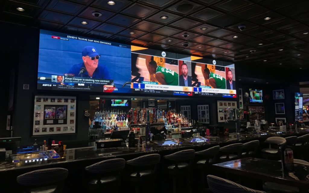 Hospitality Las Vegas Sportsbar setzt großformatig auf LED invidis