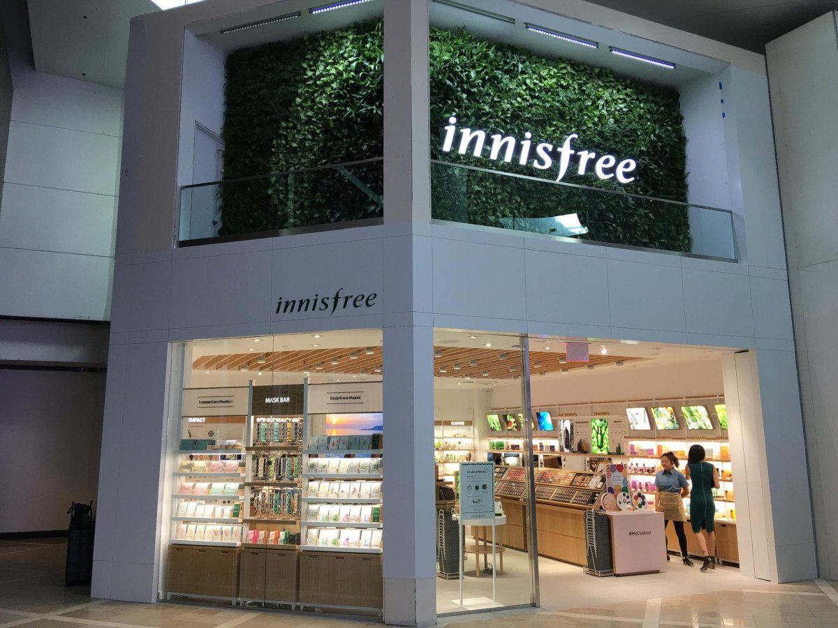 In Mall-Stores setzt Innisfree weiterhin auf "natürliche" Fassaden (Foto: Innisfree)