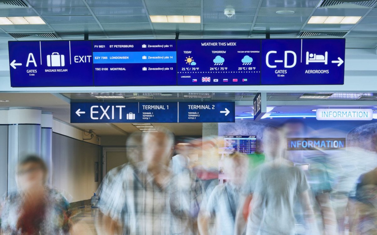 Mehrsprachige FIDS-Displays am Flughafen Prag (Foto: Prag Airport)
