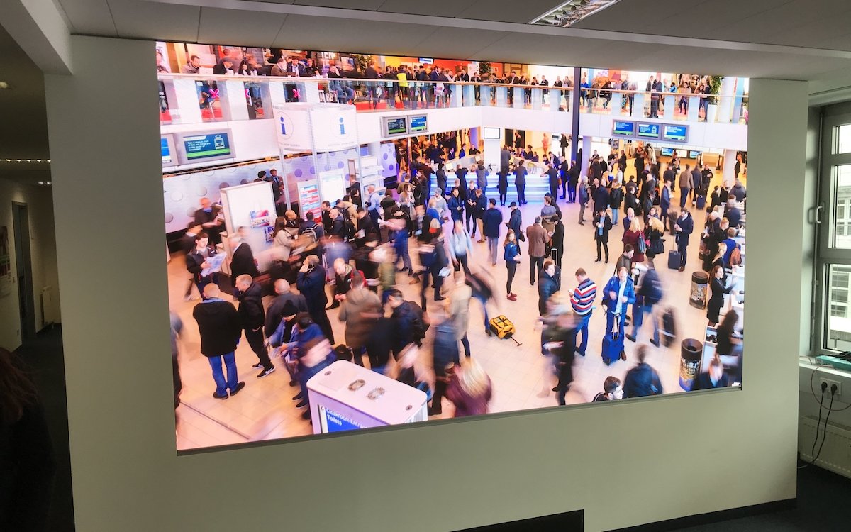 Die mit Fine Pixel Pitch umgesetzte LED Wall bei der ISE im Münchner Büro (Foto: Digital Projection)