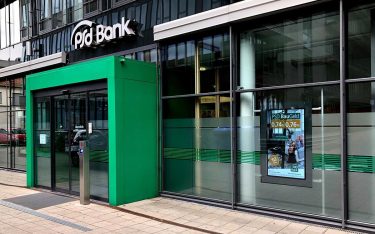 Die PSD Bank Nürnberg setzt jetzt auf Digital Signage (Foto: Videro)