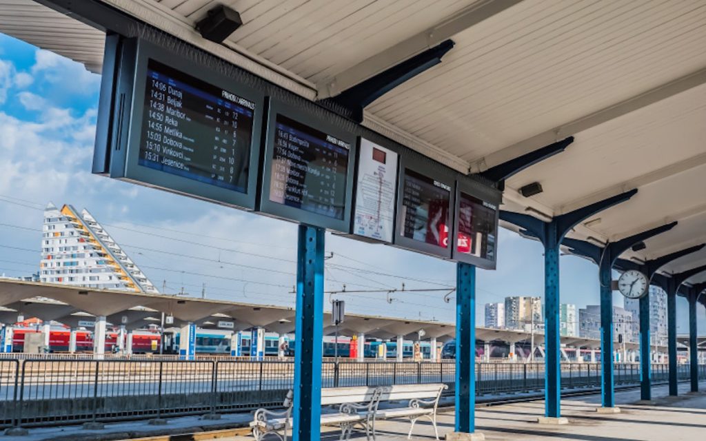 Digital Signage Projekte Digitale Fahrgastinfo am Bahnhof Ljubljana
