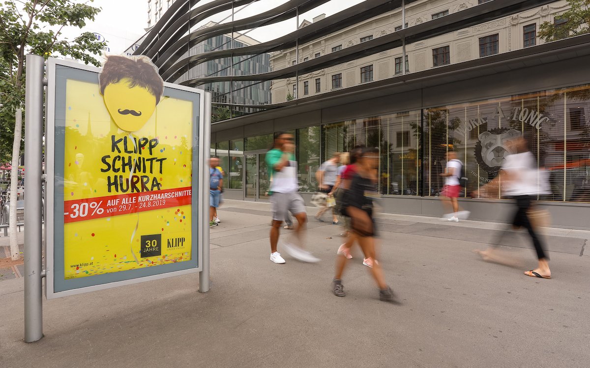 Klipp und klar kommuniziert die Kurzhaarschnitt-Kampagne von Klipp am City Light (Foto: Gewista / Katharina Schiffl)