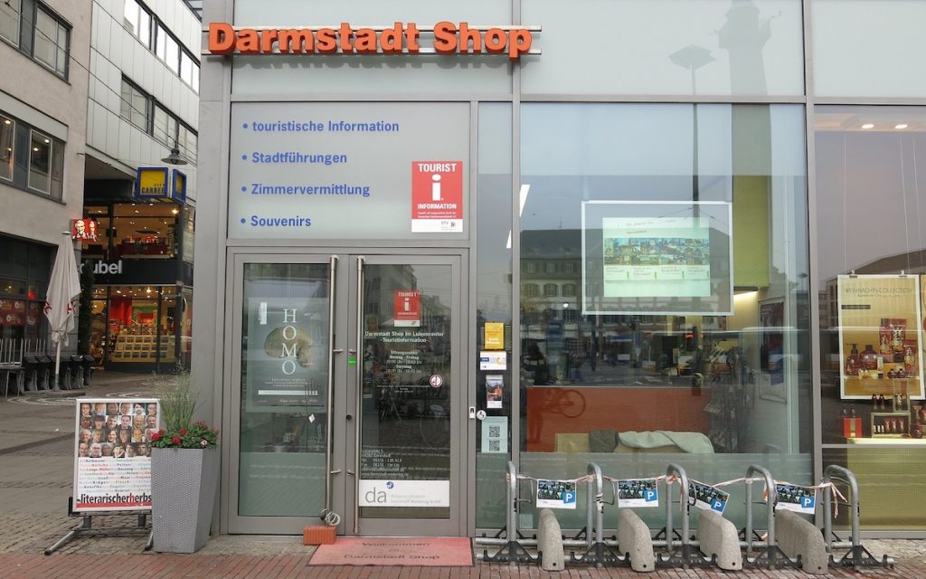 Digital Signage Projekte Darmstadt Shop geht mit der Zeit invidis