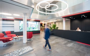 Eingangsbereich der JULABO-Zentrale (Foto: NEC Displays Solutions)