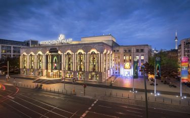 Im Jahr seines 100-jährigen Bestehens zeigt der Friedrichstadt-Palast eine Mensch-Maschine-Revue ( Foto: Bernd Brundert)