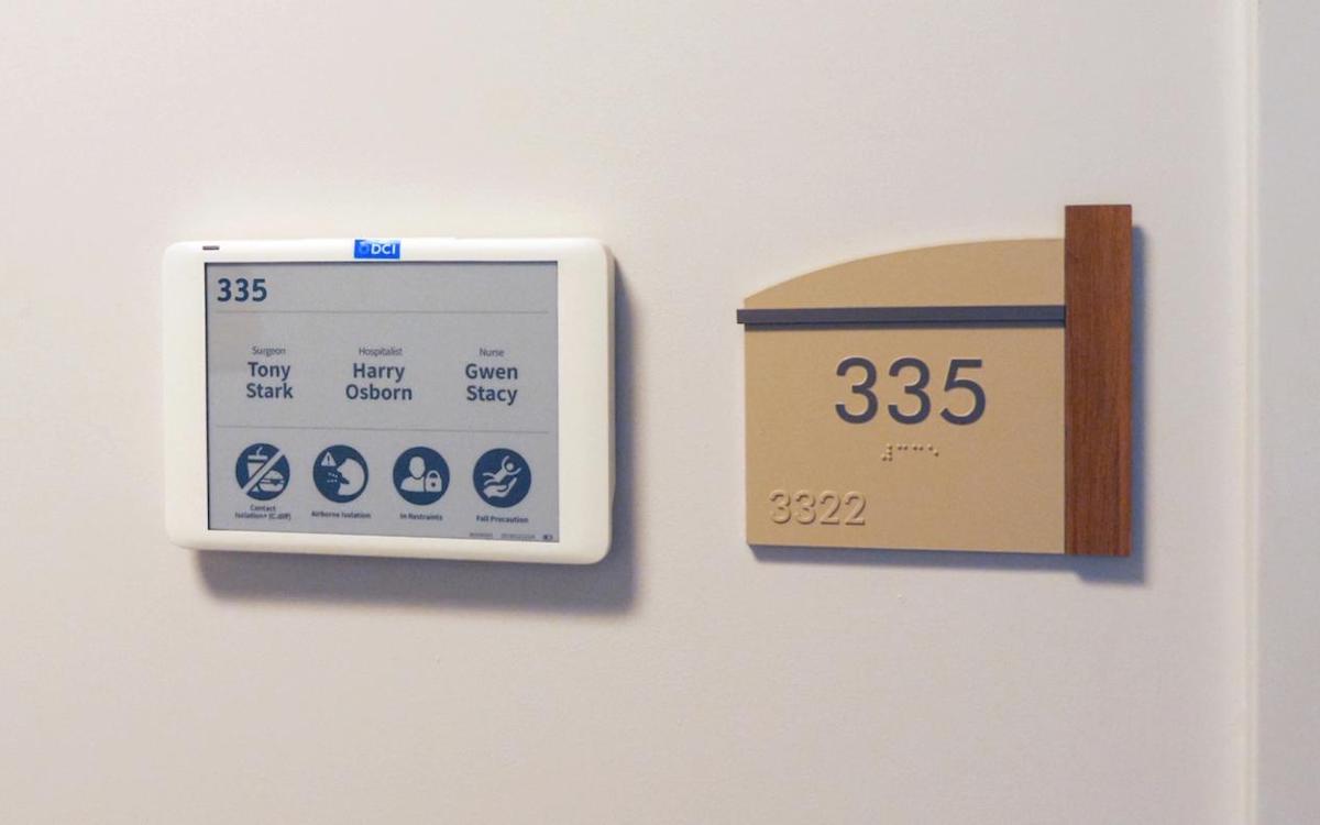 Im Krankenzimmer und – wie hier – ausserhalb sind intelligente vernetzte Screens im Einsatz (Foto: E Ink / DCI)