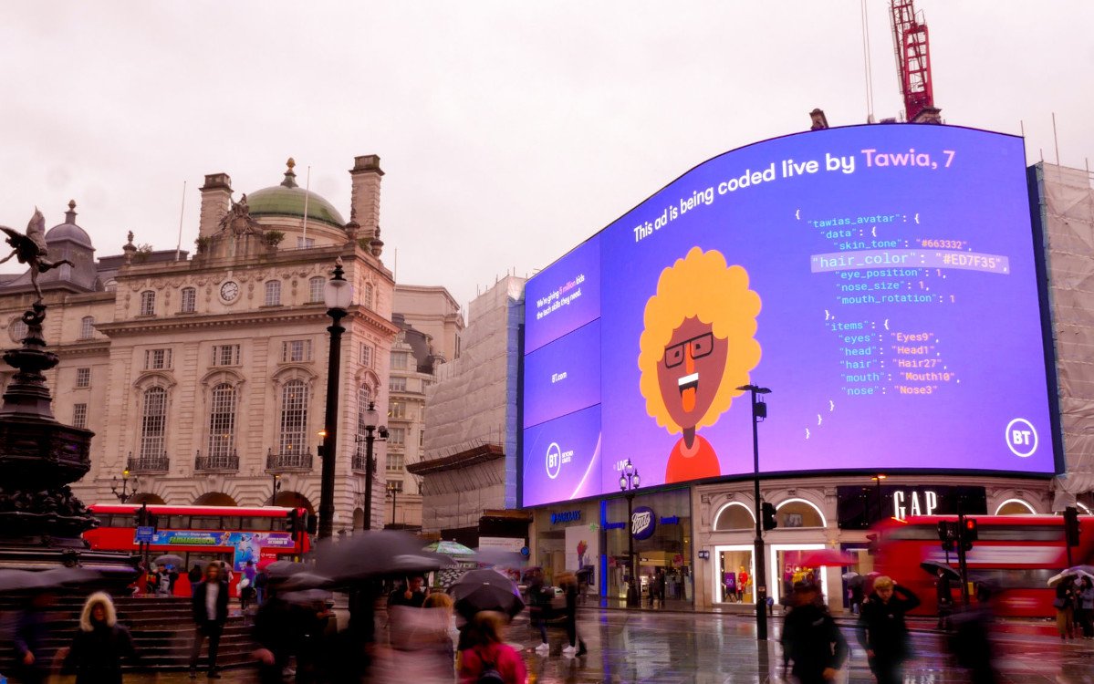 BT, Ocean Outdoor, Saatch & Saatchi and Posterscope ermöglichen Schülern Live-Coding auf Piccadilly Lights DooH-LED (Foto: Ocean Outdoor)