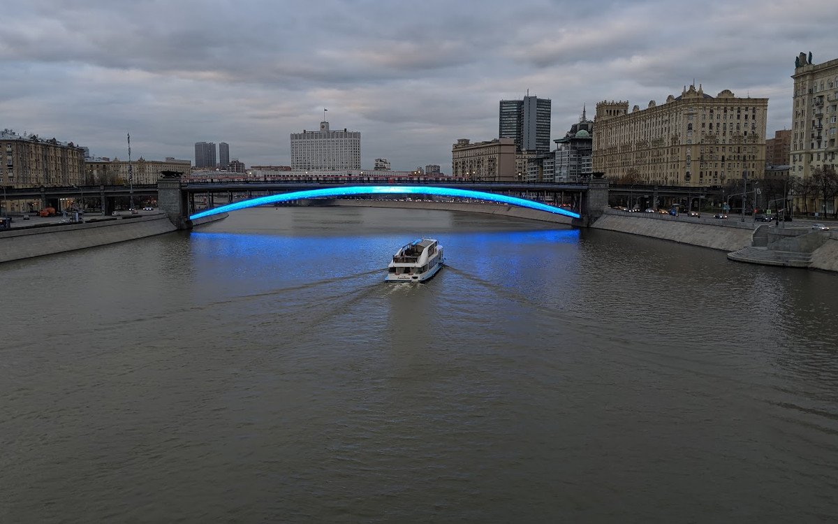 LED-Kitsch an Moskaus Brücken (Foto: invidis)