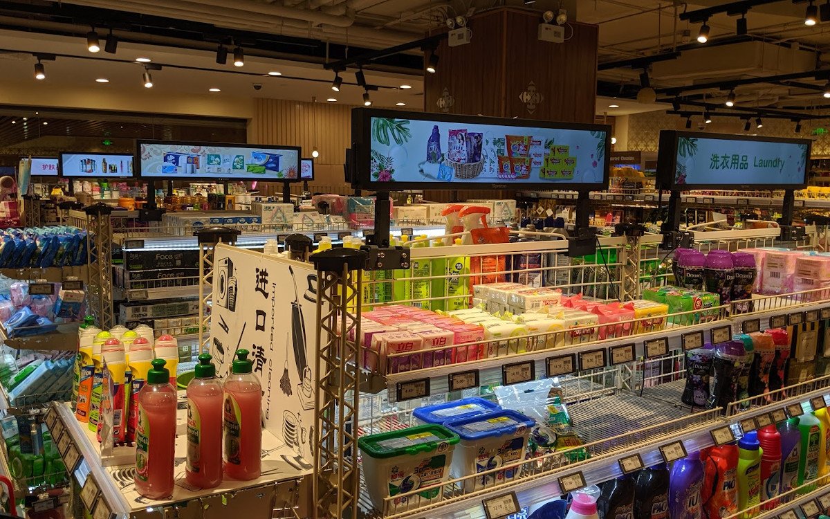 Bartype Screens auf Supermarktregal bei Carrefour in Peking (Foto: invidis)