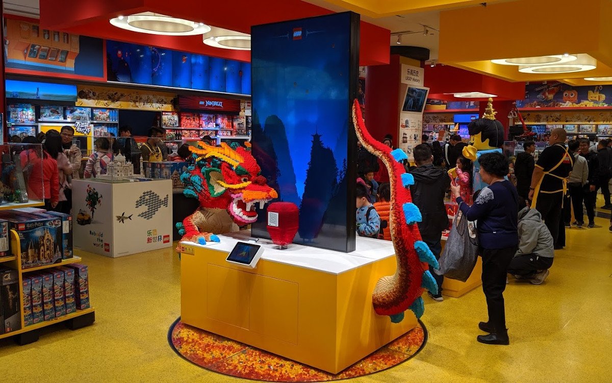 Lego Drache trifft Digital-Experience - Lego Flagship in Beijing (Foto: invidis)