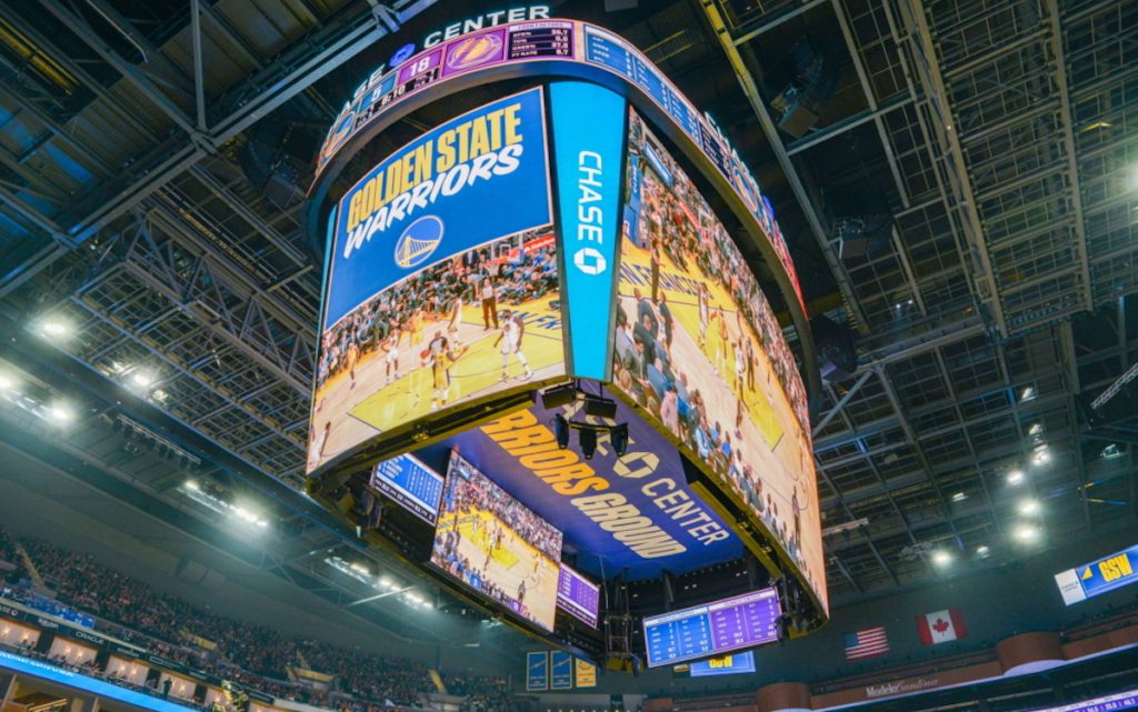 Die Golden State Warriors nutzen nun das größte Centerhung-LED-Display der gesamten NBA (Foto: Samsung)