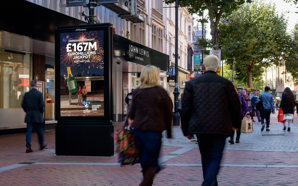 Doppelseitiger DooH Screen in Reading (Foto: JCDecaux)