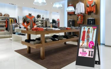 Digitaler Kundenstopper "Bera" in einem Shop (Foto: Werkstation)