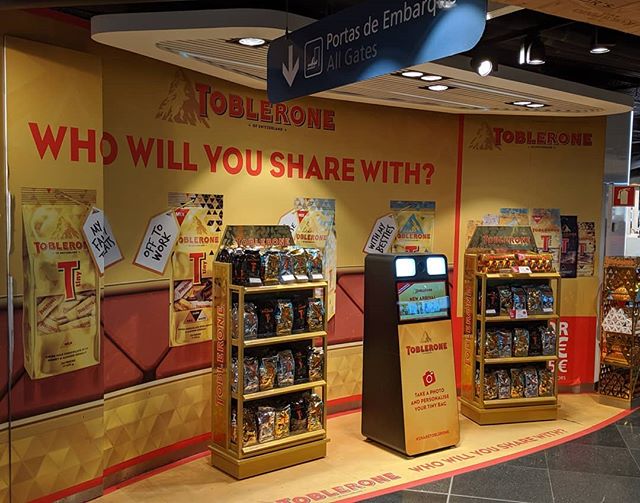#travelretail #toblerone promotion at #portoairport - nice idea to integrate #photokiosk, but kiosk is way to low. Shoppers need to stand 3m away for a decent face shot. Impossible inside a busy airport #digitalsignage #siteinspection #invidia