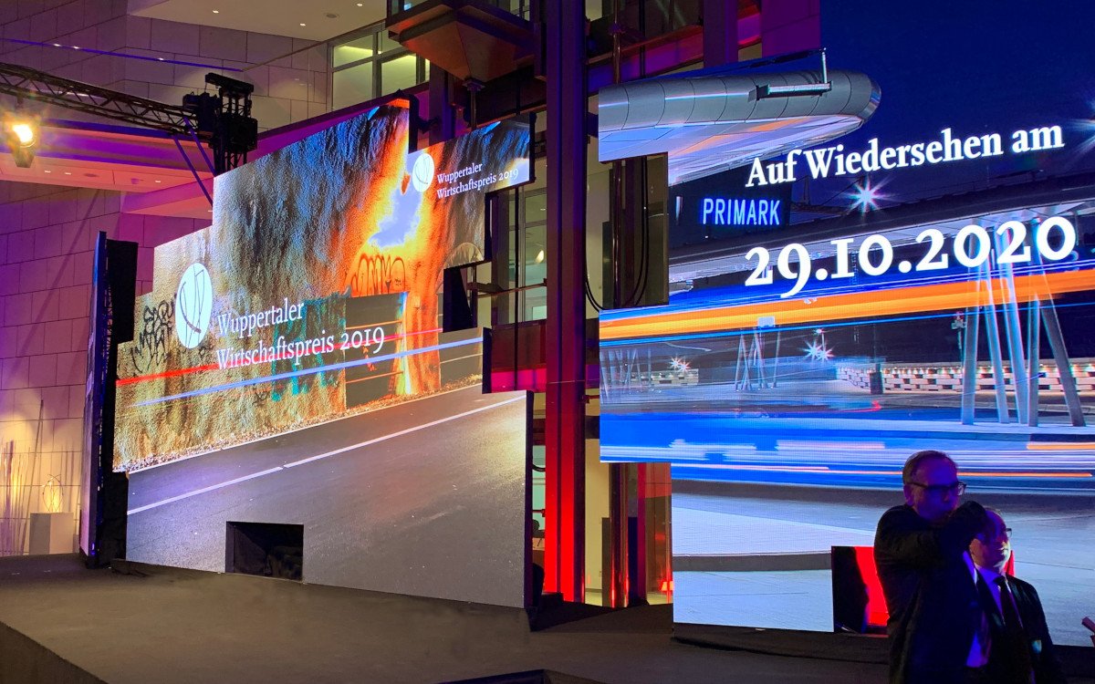 LED Installation für den Wuppertaler Wirtschaftspreis (Foto: Innlights)