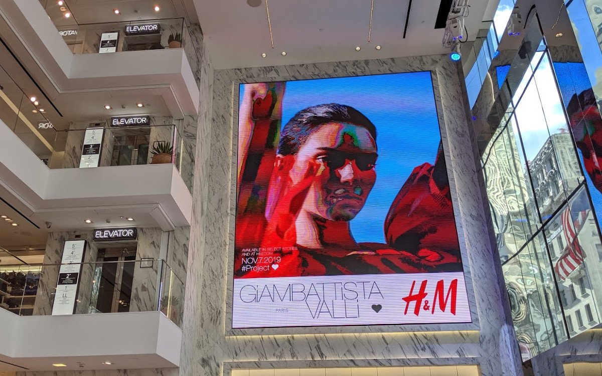 LED Screen bei H&M 5th Ave in NYC (Foto: invidis)