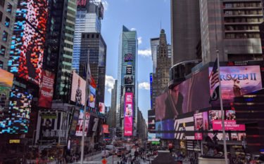 Werbetreibende können DooH-Screens bei Vistar Media jetzt anhand von US-Mobilfunkdaten von T-Mobile nach Zielgruppen auswählen. (Foto: invidis)