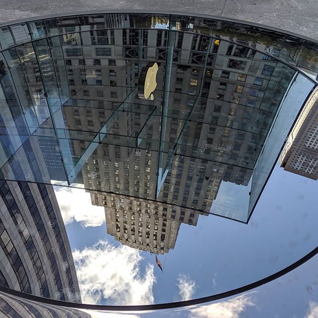 New perspective of a retail icon - Apple 5th Avenue flagship store has reopened after a long renovation. #digitalsignage #invidis #siteinspection